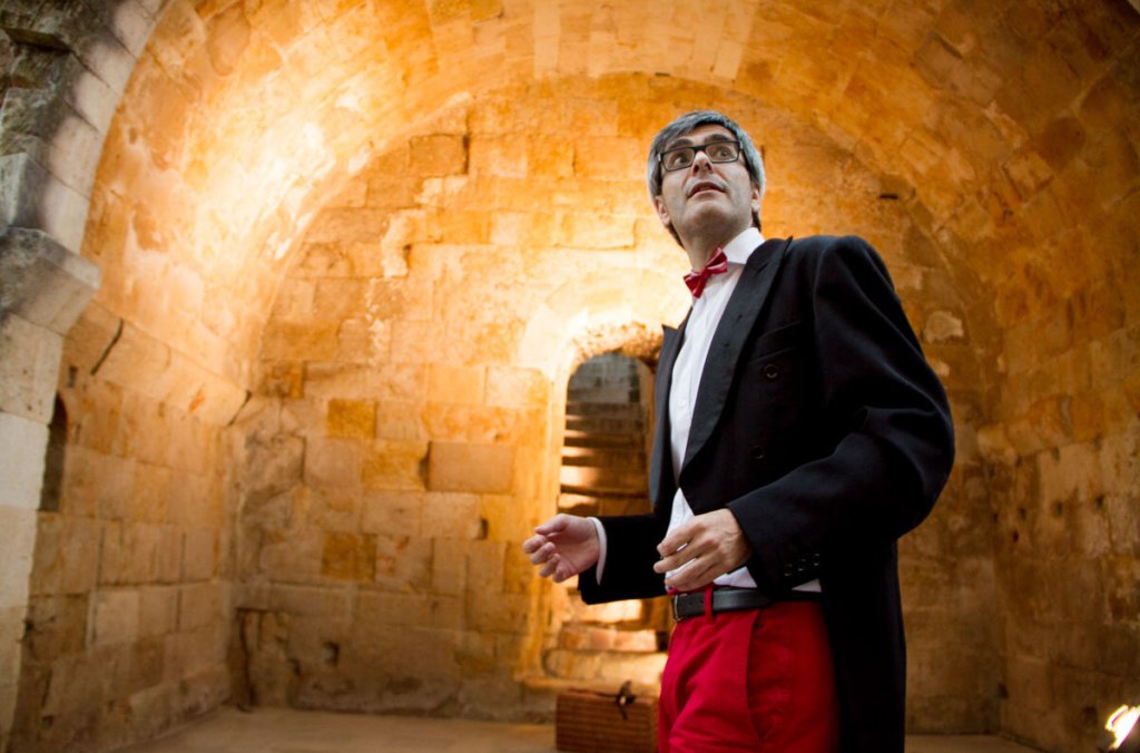 Fotografía profesional de actor de teatro en plena actuación, retratando emoción y dramatismo en La Cueva de Salamanca