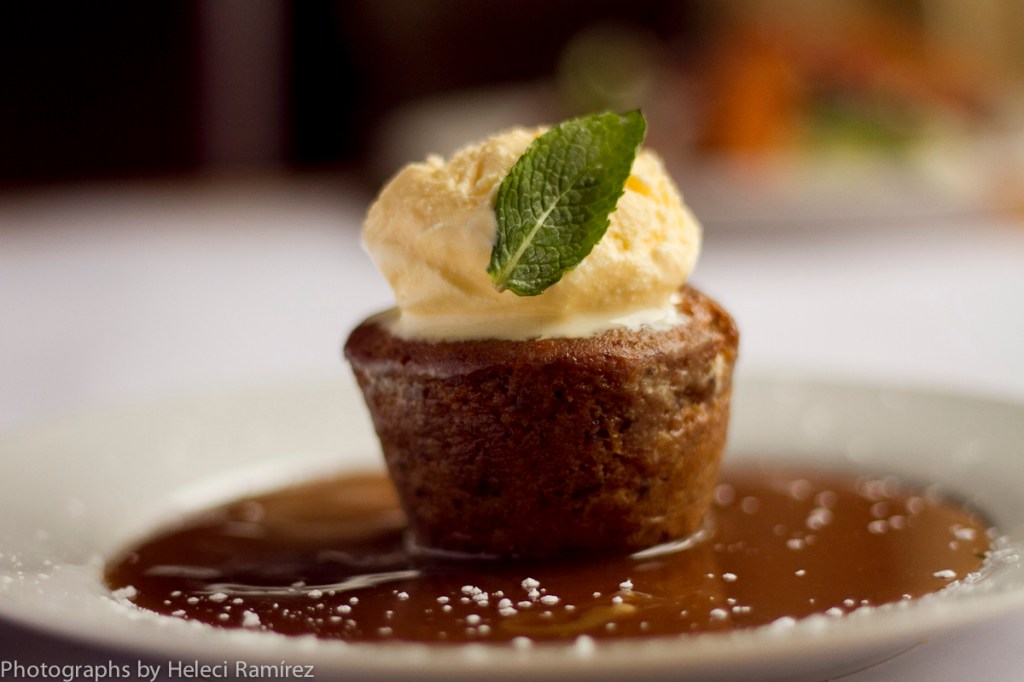 Imagen gastronómica de postre sticky toffee puding