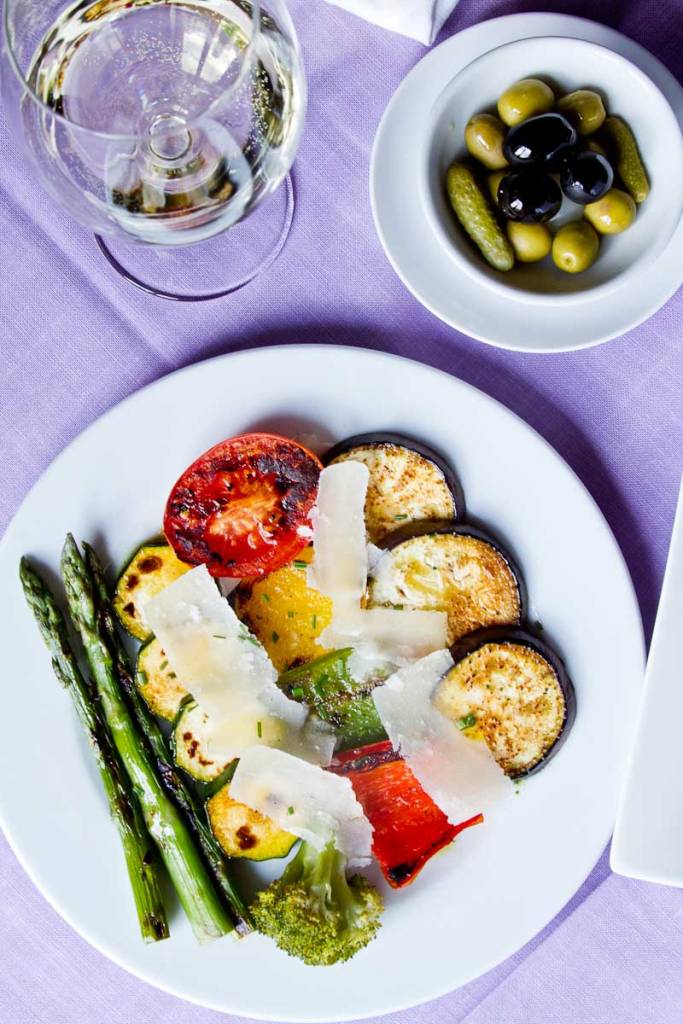Fotografía de plato de verduras del meditarraneo a la plancha
