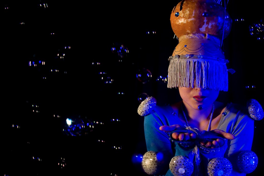 Fotografía de personaje de obra de teatro con fantasias oniricas. Imagen profesional para entidades de artes escenicas