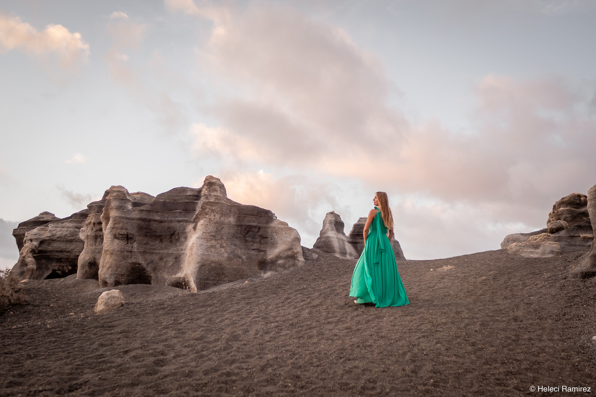 Imagen de una modelo posando en yoga en la Isla de Lanzarote