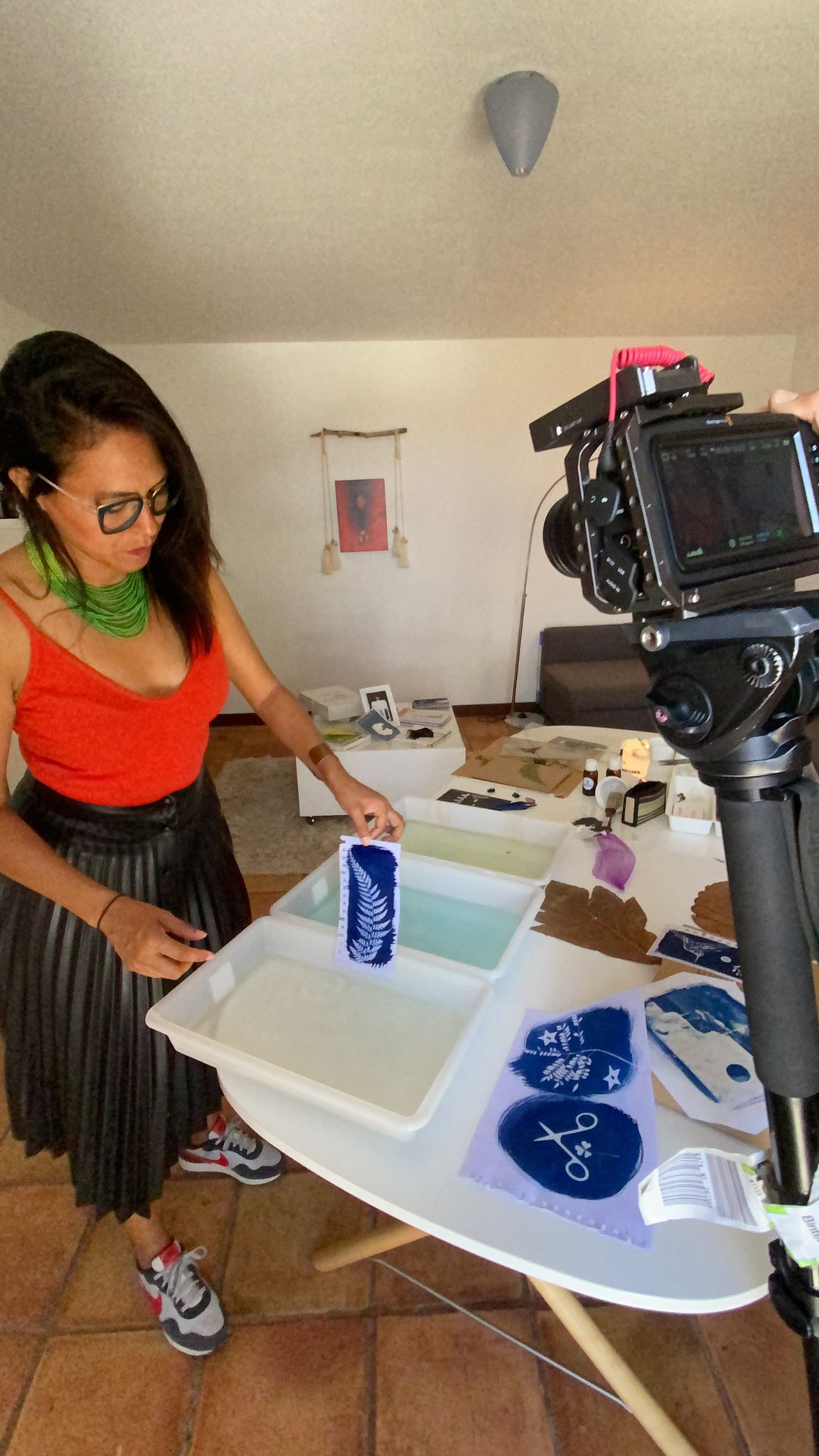 Fotografia de fotografa Heleci Ramirez haciendo cianotipias en su estudio
